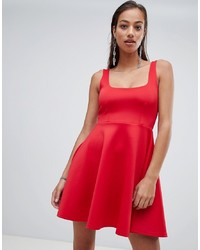rotes ausgestelltes Kleid von PrettyLittleThing