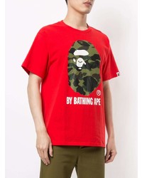 rotes bedrucktes T-Shirt mit einem Rundhalsausschnitt von A Bathing Ape