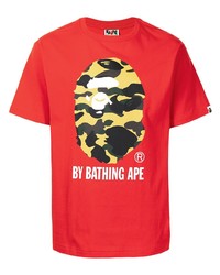 rotes bedrucktes T-Shirt mit einem Rundhalsausschnitt von A Bathing Ape