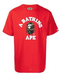 rotes bedrucktes T-Shirt mit einem Rundhalsausschnitt von A Bathing Ape