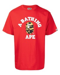 rotes bedrucktes T-Shirt mit einem Rundhalsausschnitt von A Bathing Ape