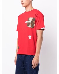 rotes bedrucktes T-Shirt mit einem Rundhalsausschnitt von AAPE BY A BATHING APE