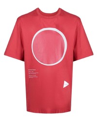 rotes bedrucktes T-Shirt mit einem Rundhalsausschnitt von And Wander