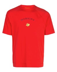 rotes bedrucktes T-Shirt mit einem Rundhalsausschnitt von Angus Chiang