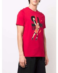 rotes bedrucktes T-Shirt mit einem Rundhalsausschnitt von Nike