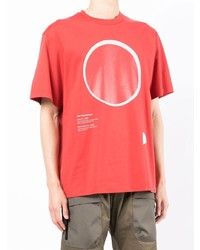 rotes bedrucktes T-Shirt mit einem Rundhalsausschnitt von And Wander