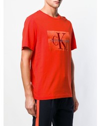 rotes bedrucktes T-Shirt mit einem Rundhalsausschnitt von Calvin Klein Jeans