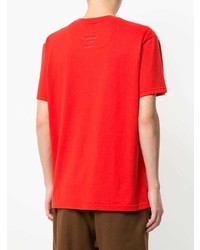 rotes bedrucktes T-Shirt mit einem Rundhalsausschnitt von Yoshiokubo