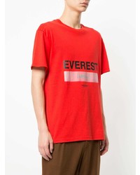 rotes bedrucktes T-Shirt mit einem Rundhalsausschnitt von Yoshiokubo