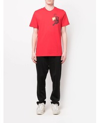 rotes bedrucktes T-Shirt mit einem Rundhalsausschnitt von Nike