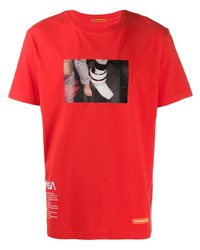 rotes bedrucktes T-Shirt mit einem Rundhalsausschnitt von Heron Preston