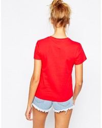 rotes bedrucktes T-Shirt mit einem Rundhalsausschnitt