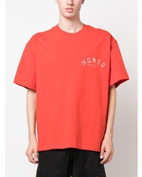 rotes bedrucktes T-Shirt mit einem Rundhalsausschnitt von HONOR THE GIFT