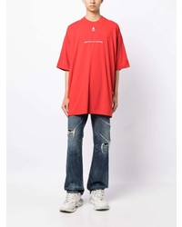 rotes bedrucktes T-Shirt mit einem Rundhalsausschnitt von Vetements