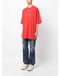 rotes bedrucktes T-Shirt mit einem Rundhalsausschnitt von Vetements