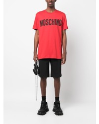 rotes bedrucktes T-Shirt mit einem Rundhalsausschnitt von Moschino