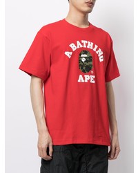 rotes bedrucktes T-Shirt mit einem Rundhalsausschnitt von A Bathing Ape