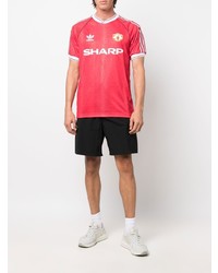 rotes bedrucktes T-Shirt mit einem Rundhalsausschnitt von adidas