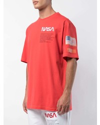 rotes bedrucktes T-Shirt mit einem Rundhalsausschnitt von Heron Preston