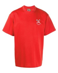 rotes bedrucktes T-Shirt mit einem Rundhalsausschnitt von Nike