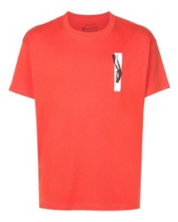 rotes bedrucktes T-Shirt mit einem Rundhalsausschnitt von OSKLEN