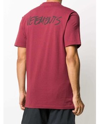 rotes bedrucktes T-Shirt mit einem Rundhalsausschnitt von Vetements