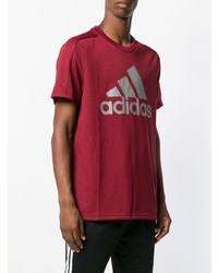 rotes bedrucktes T-Shirt mit einem Rundhalsausschnitt von adidas