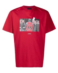 rotes bedrucktes T-Shirt mit einem Rundhalsausschnitt von Throwback.