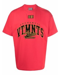 rotes bedrucktes T-Shirt mit einem Rundhalsausschnitt von VTMNTS