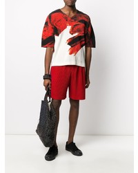 rotes bedrucktes T-Shirt mit einem V-Ausschnitt von Homme Plissé Issey Miyake