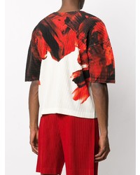 rotes bedrucktes T-Shirt mit einem V-Ausschnitt von Homme Plissé Issey Miyake