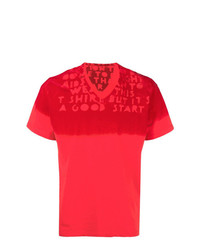 rotes bedrucktes T-Shirt mit einem V-Ausschnitt von Maison Margiela