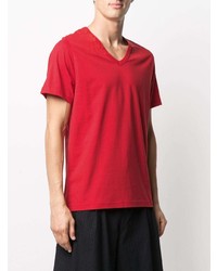 rotes bedrucktes T-Shirt mit einem V-Ausschnitt von Maison Margiela