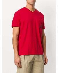 rotes bedrucktes T-Shirt mit einem V-Ausschnitt von Perfect Moment