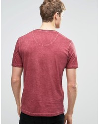 rotes bedrucktes T-Shirt mit einem V-Ausschnitt von Firetrap