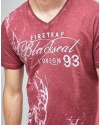 rotes bedrucktes T-Shirt mit einem V-Ausschnitt von Firetrap