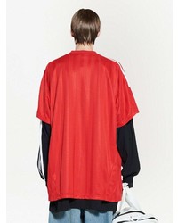rotes bedrucktes T-Shirt mit einem V-Ausschnitt von Balenciaga