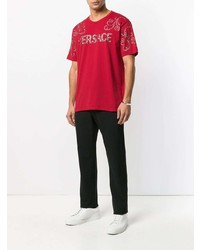 rotes beschlagenes T-Shirt mit einem Rundhalsausschnitt von Versace