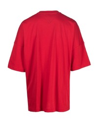 rotes besticktes T-Shirt mit einem Rundhalsausschnitt von Tommy Hilfiger
