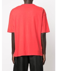 rotes besticktes T-Shirt mit einem Rundhalsausschnitt von YOUNG POETS