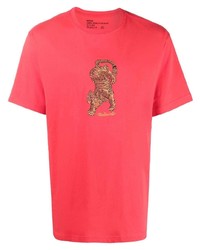 rotes besticktes T-Shirt mit einem Rundhalsausschnitt von Maharishi