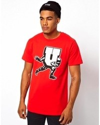rotes besticktes T-Shirt mit einem Rundhalsausschnitt