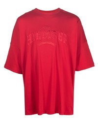 rotes besticktes T-Shirt mit einem Rundhalsausschnitt von Tommy Hilfiger