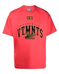 rotes besticktes T-Shirt mit einem Rundhalsausschnitt von VTMNTS