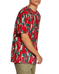 rotes Camouflage T-Shirt mit einem Rundhalsausschnitt