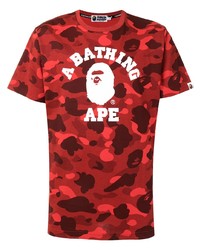 rotes Camouflage T-Shirt mit einem Rundhalsausschnitt von A Bathing Ape