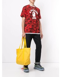 rotes Camouflage T-Shirt mit einem Rundhalsausschnitt von A Bathing Ape