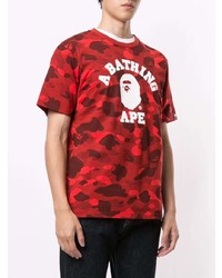 rotes Camouflage T-Shirt mit einem Rundhalsausschnitt von A Bathing Ape