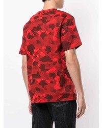rotes Camouflage T-Shirt mit einem Rundhalsausschnitt von A Bathing Ape