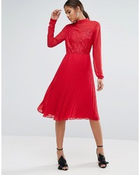 rotes Midikleid mit Falten